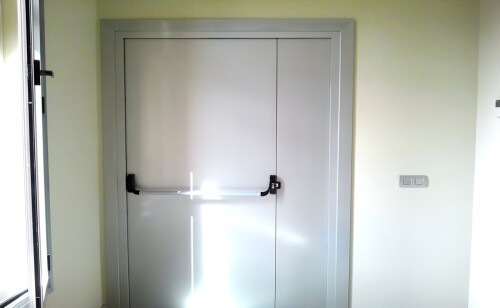 Puertas acústicas de madera TCM - Salida emergencia